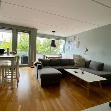Sentralt I Med Solrik Balkong Og Parkering - Perfekt For Ons Lägenhet *